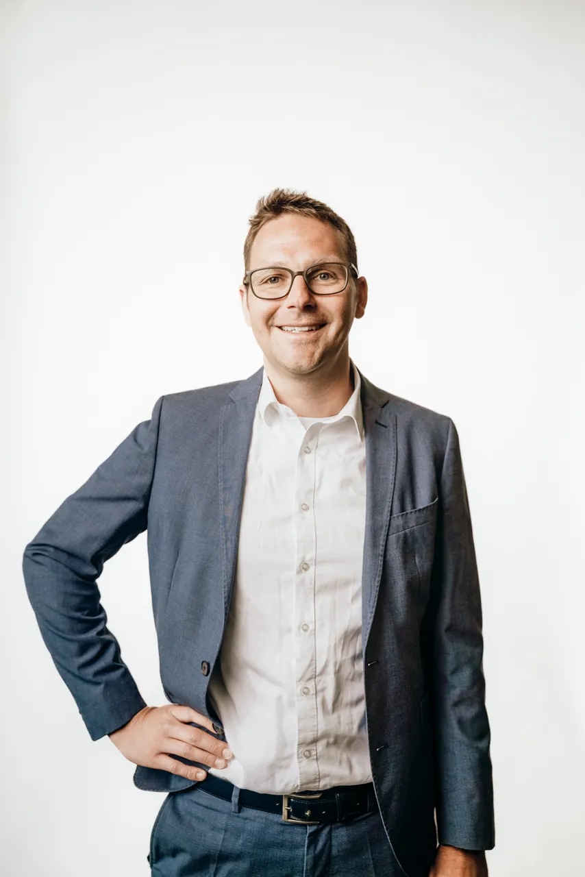 Steuerberater Stephan Endres, Porträt vor hellem Hintergrund